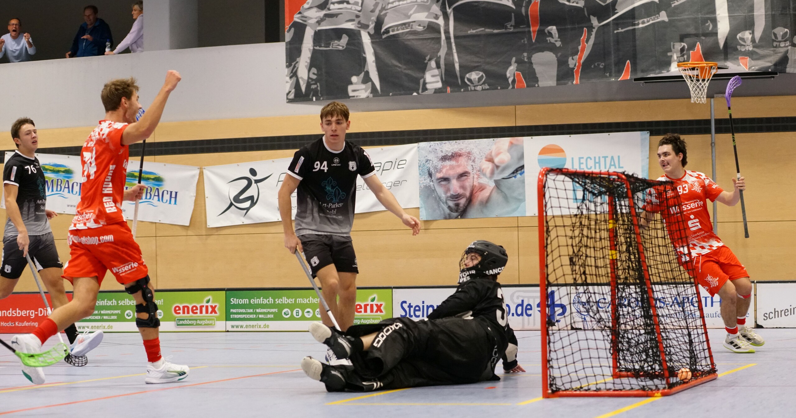 Endlich wieder Jubel im Sportzentrum: Angeführt von ihrem genesenen Kapitän Benedikt Richardon (Mitte) fuhren die Red Hocks mit 8:4 gegen den FBC München und 5:2 gegen den TV Schriesheim die ersten beiden Saisonsiege ein. (Foto: Finkenzeller)