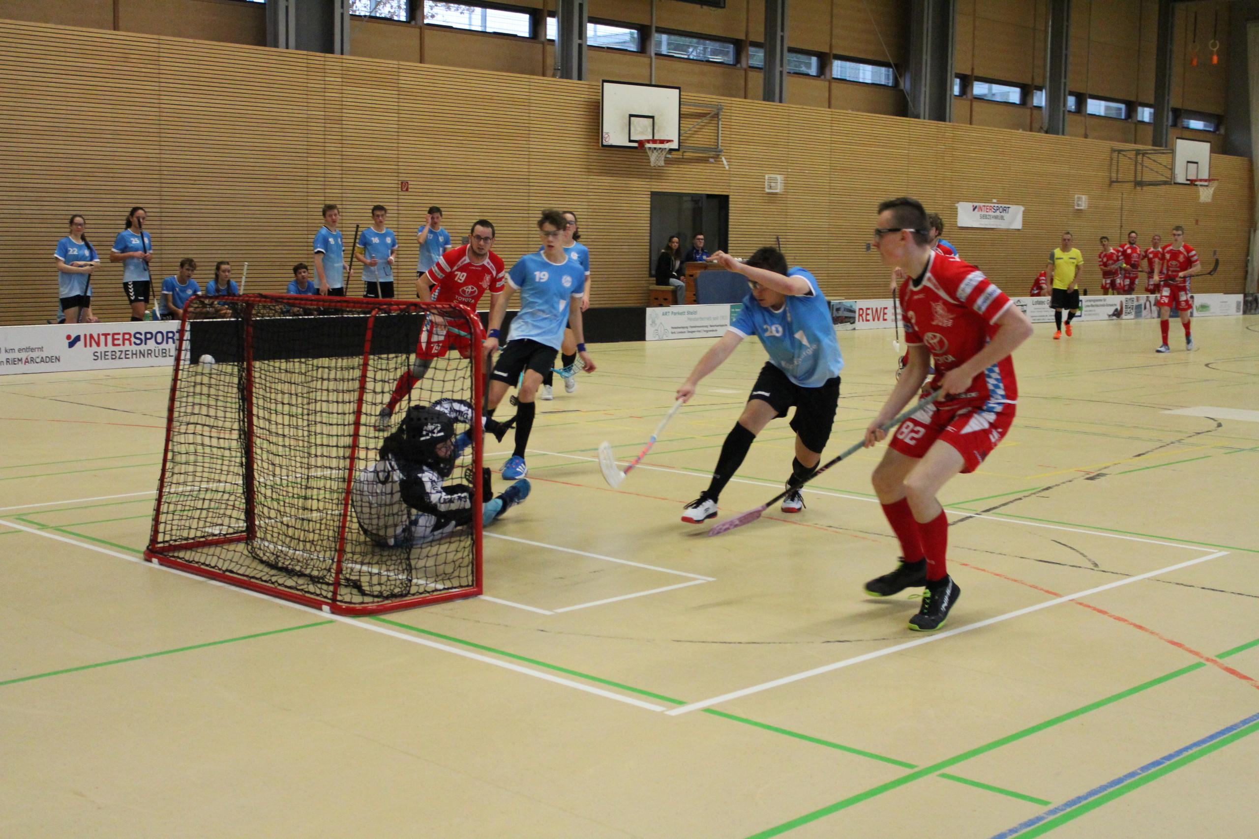 Effizienz wird gefragt sein, schaut Nils Kargs (Foto) Teamkollege Noah Gold aufs morgige Spiel gegen Puchheim. Foto: Wagner