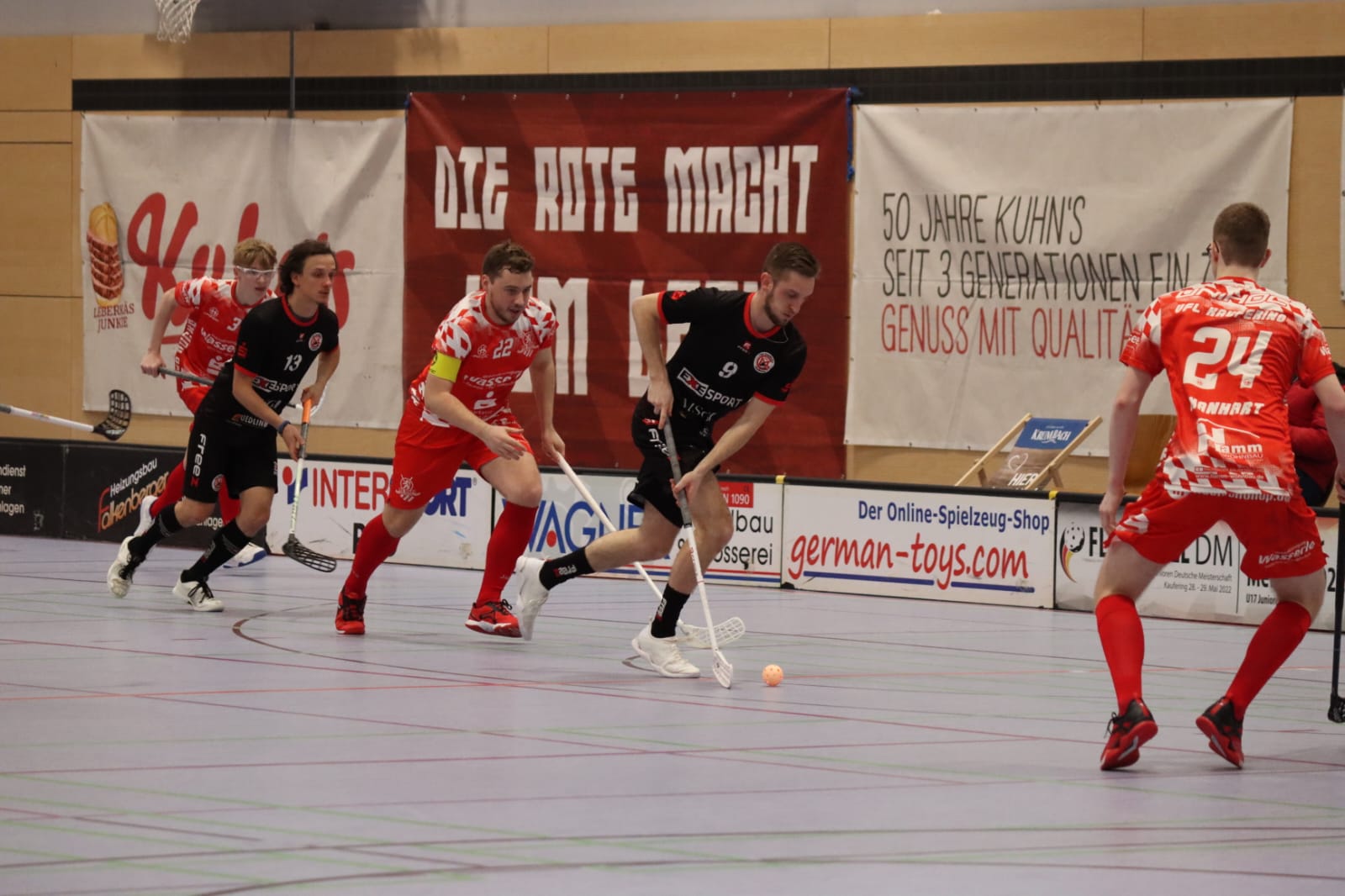 Die zweite Mannschaft der Red Hocks machte ihre Sache gegen Quedlinburg ordentlich – in den entscheidenden Situationen machte Füchse-Topscorer Tom Fiedler aber den Unterschied. (Foto: Manhart)