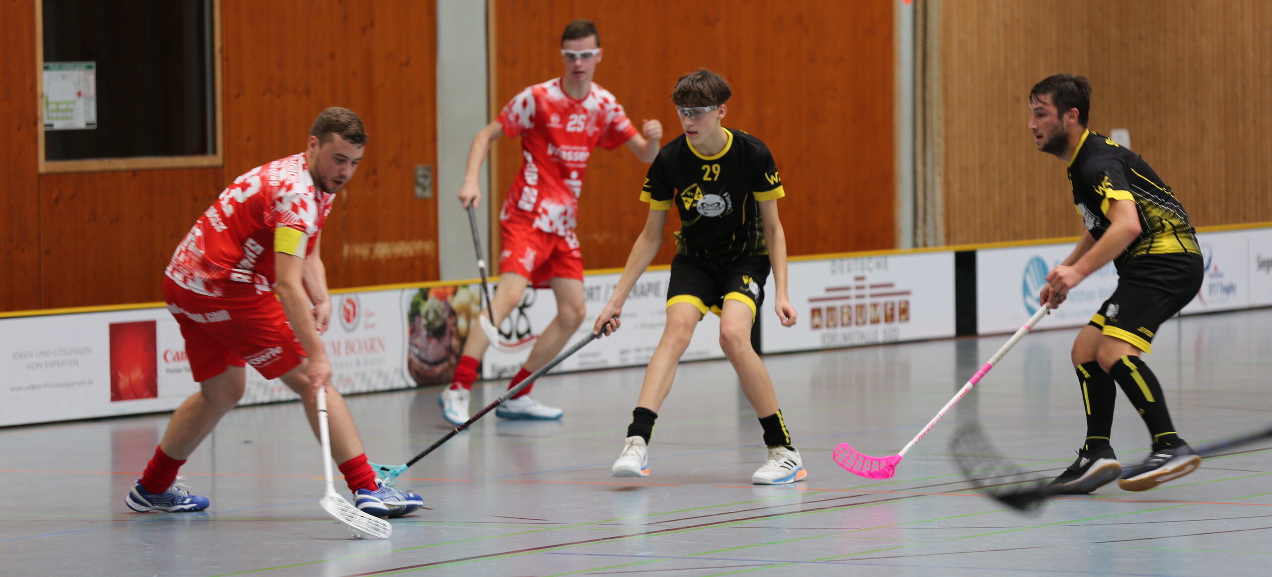 Mit einer Pleite gegen Nordheim (schwarze Trikots) war die Zweite der Red Hocks in die Saison gestartet. Nachdem nun die Revanche gelang, dürfen die Lechfloorballer in der Tabelle wieder nach oben schauen. (Foto: Börsch/Archiv)